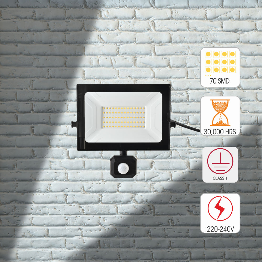 30000h lifetime and class I protection for 240V apollo flood light with PIR sensor