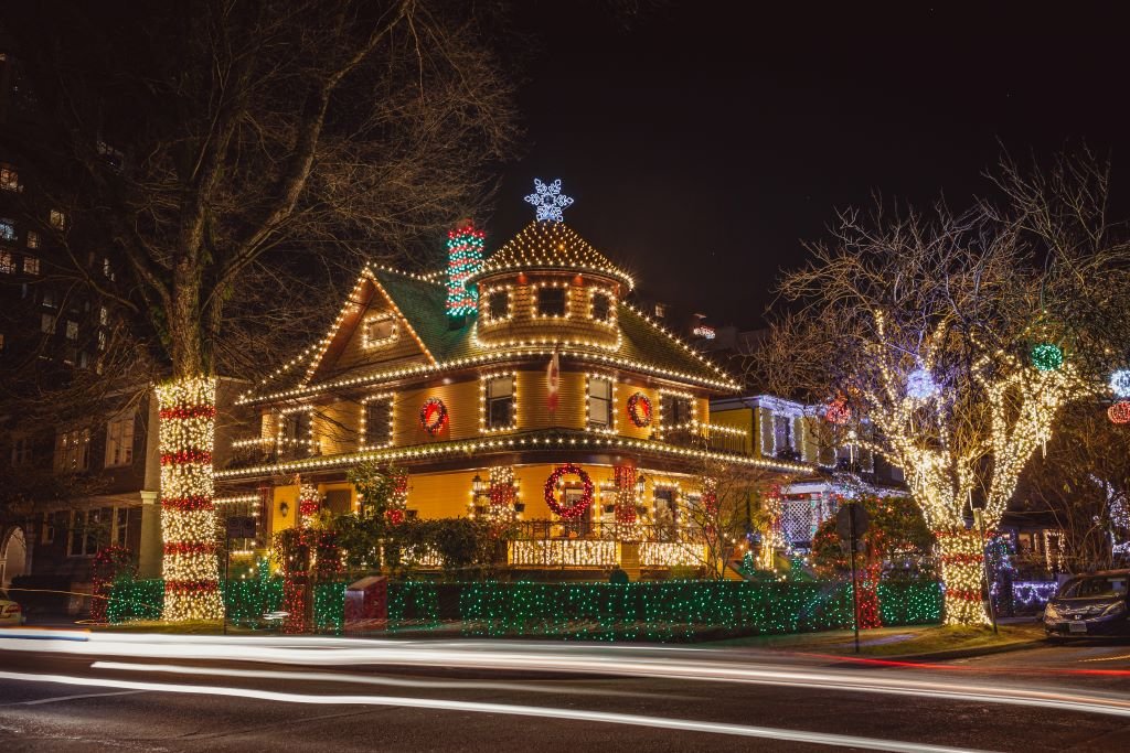 What are the Considerations When Choosing Christmas Lights? - TEKLED UK